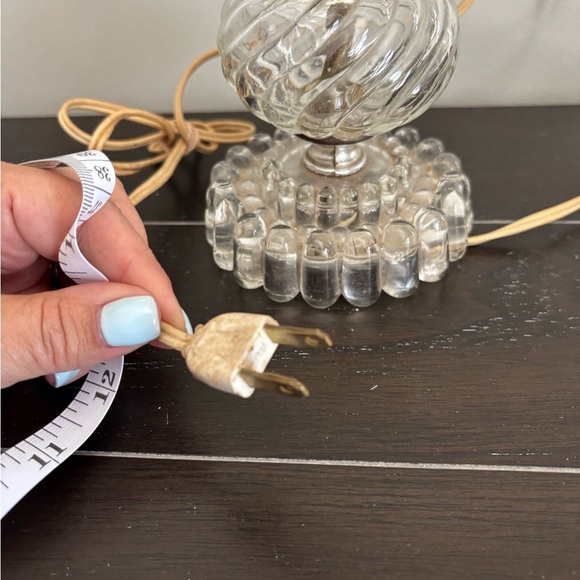 Elegant Vintage Brass and Swirl Clear Glass Table Lamp - Picture 6 of 8